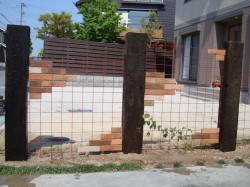 隣家との境界に創作フェンス