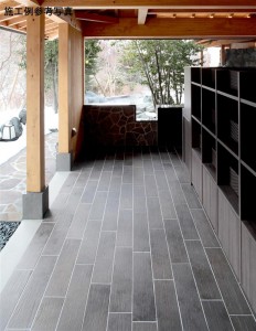 フローリング調床タイル！ レトロな古木調が素敵です♪　【先取り情報】