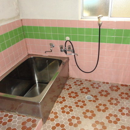 タイルオンタイル_浴室の床と壁_ビフォー