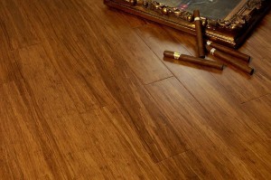 驚きの強度！ファイバー圧縮フローリング登場♪