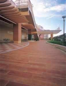 外床に使える木目調タイルが衝撃の￥525/m2♪