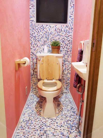 ピンクの壁にマルチモザイク♪可愛いトイレ&洗面スペース♪