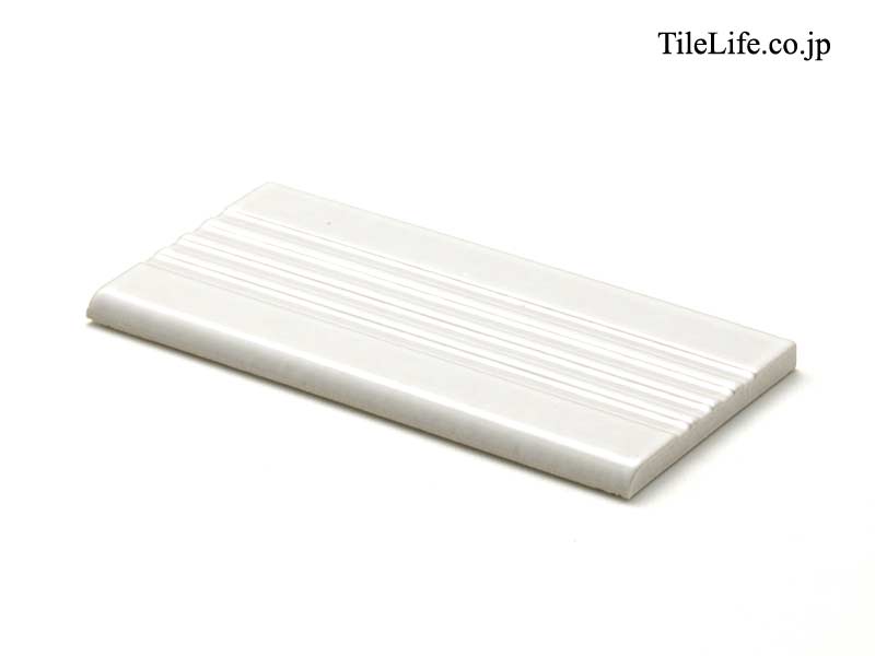 ホワイト階段タイル