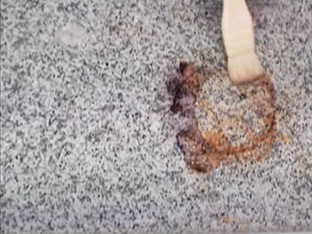 原液をハケで塗布