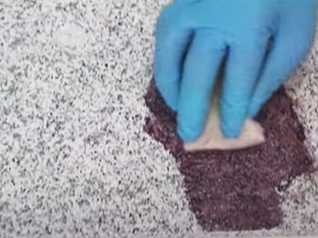 1分ほど放置した後、パッドでこすり洗い