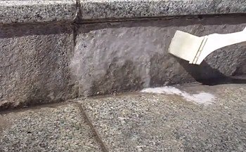 エフロに反応して発泡し、発泡が無くなるまで繰り返し塗布