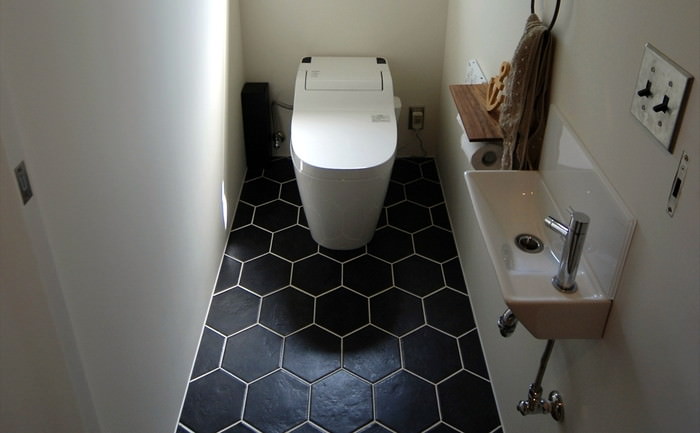 トイレ床に黒系のタイル