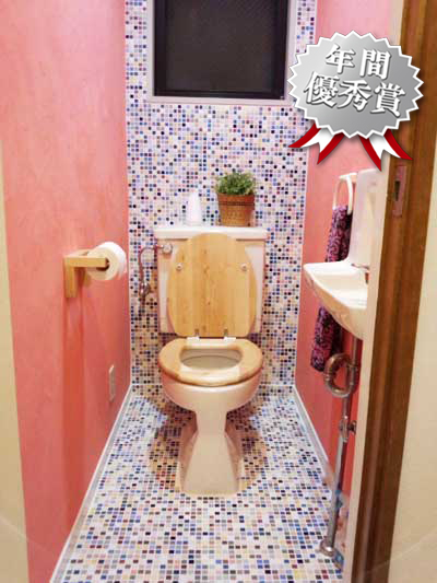 ピンクの壁にマルチモザイク 可愛いトイレ 洗面スペース タイルライフ アウトレットタイル販売 通販 サイト
