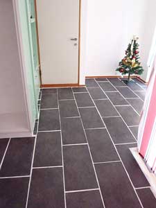 モダンなブラックタイルで倉庫をdiyリフォーム タイルライフ アウトレットタイル販売 通販 サイト