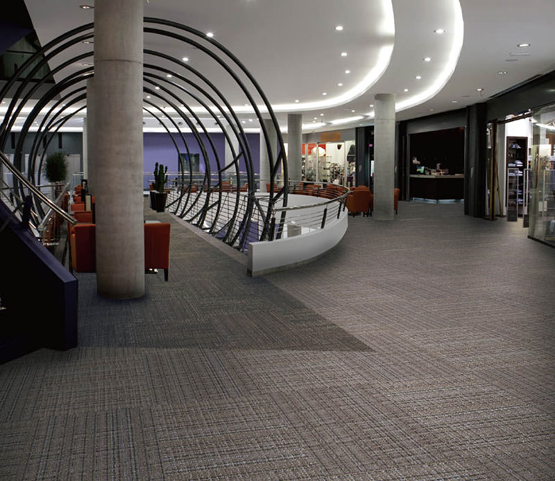 クッション性の高いタイルカーペット 500mm角 ブラウン系ストライプ柄