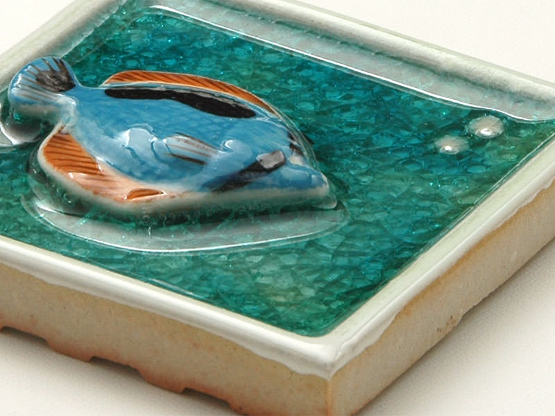 内装タイル アロハ 100角アクセント 魚ブルー 76974HMS | タイルライフ